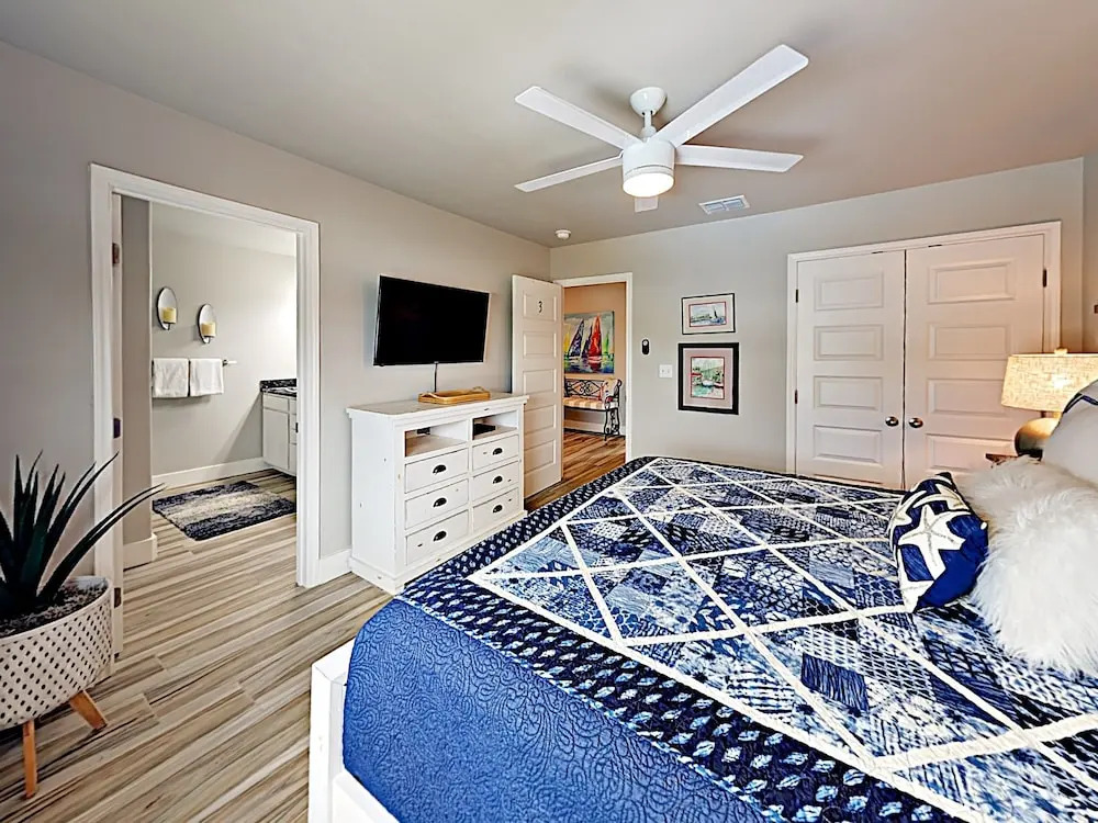 CasaTitos on Station Street - 4 Br Home
