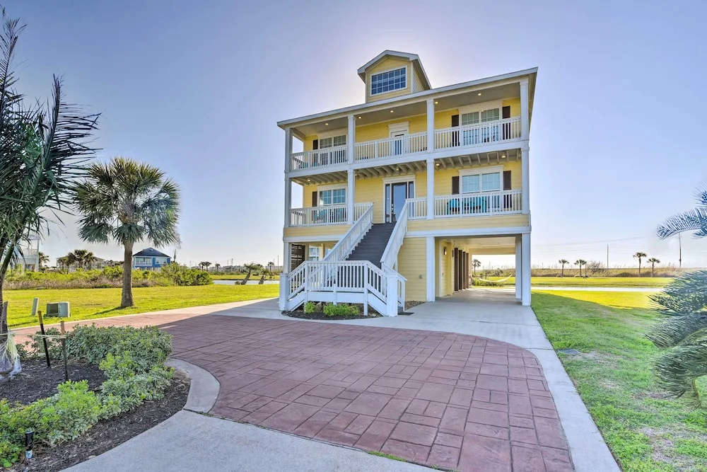 Bay Views! Family-friendly Galveston Resort House