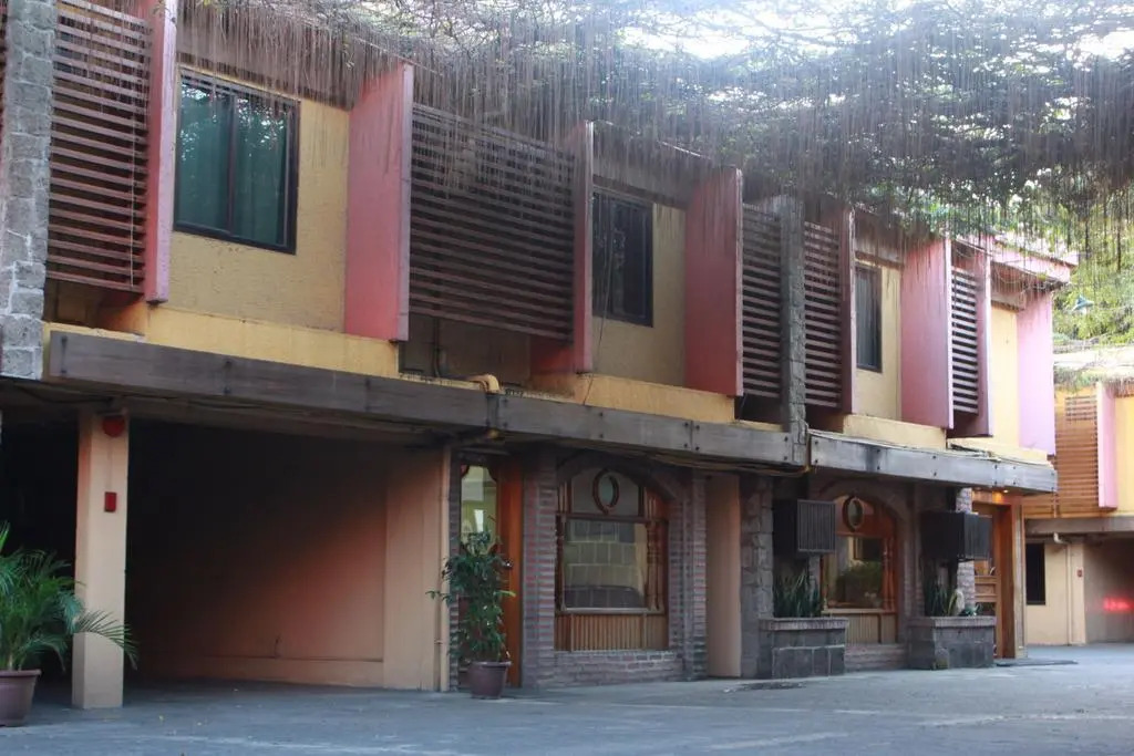 Pinoy Pamilya Hotel