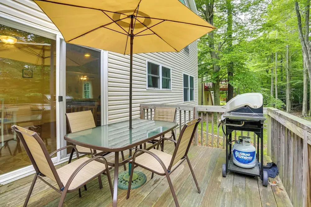 Serene Pocono Escape: 4 Mi to Tobyhanna State Park