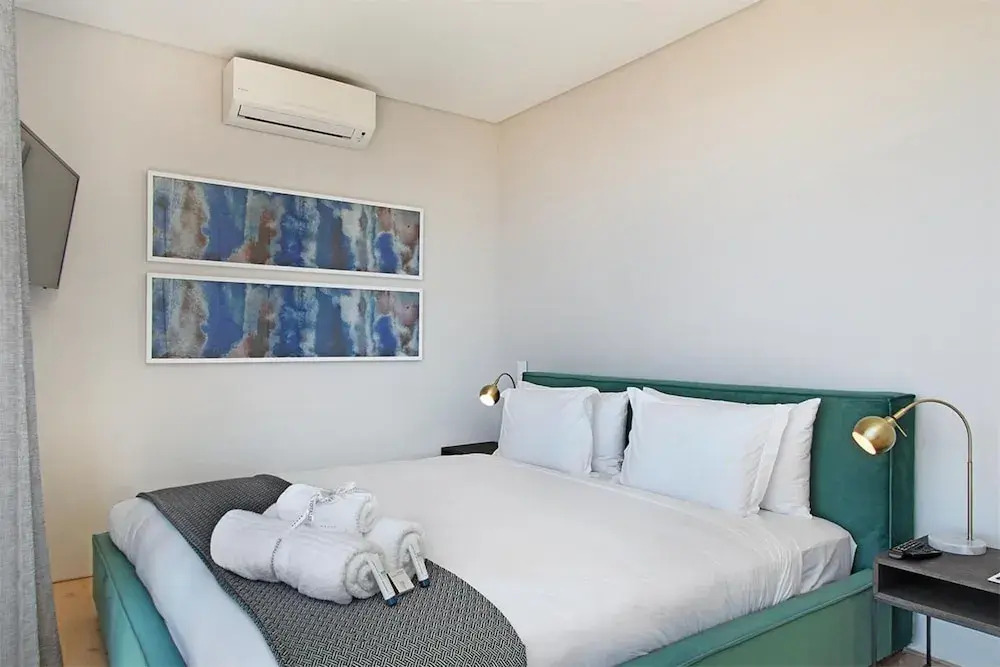 Bright 2bed in Sea Point w Sea Views Helio Haven