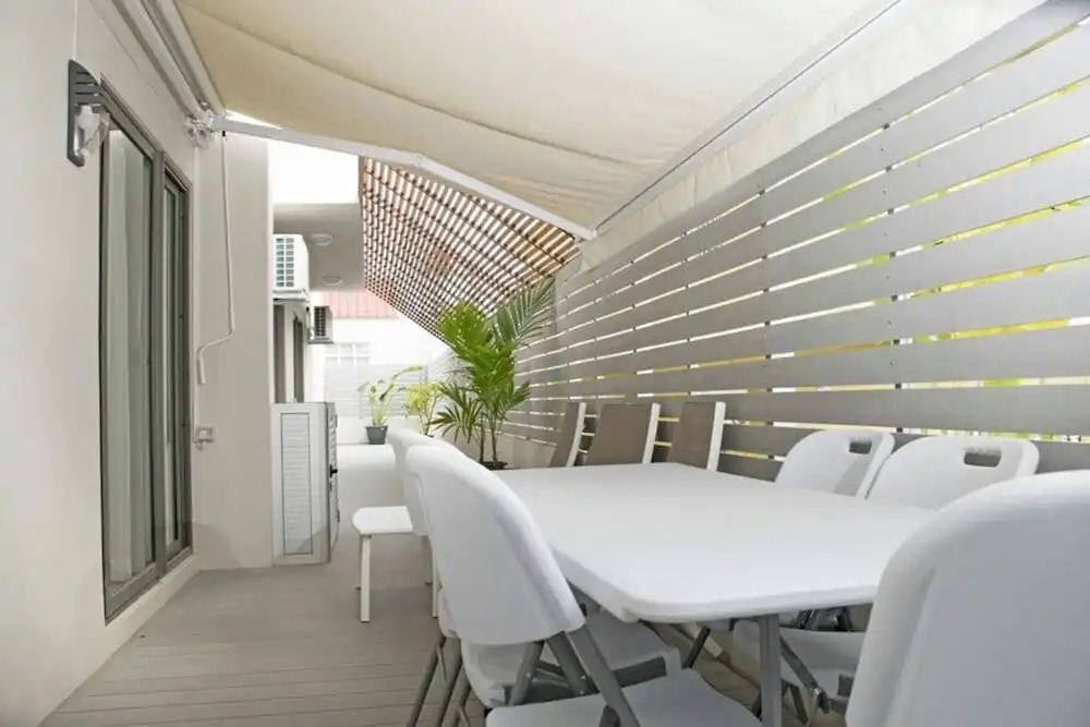 Modern 2-bed Sleeps 4 With Balcony