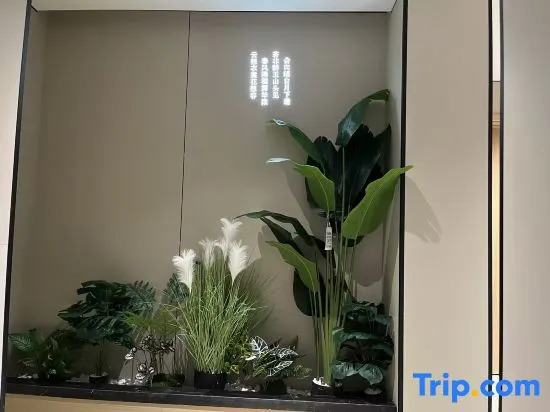 Zhushan Triumph Light Luxury Hotel