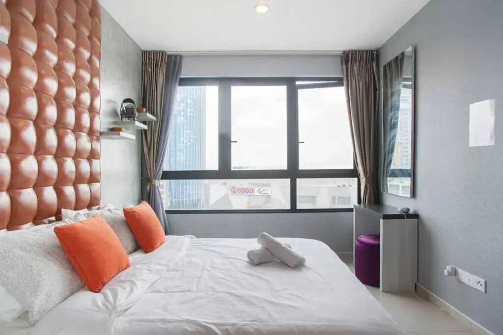 iCity 1Bedroom Apt Near Mall FREE PARKING & WIFI