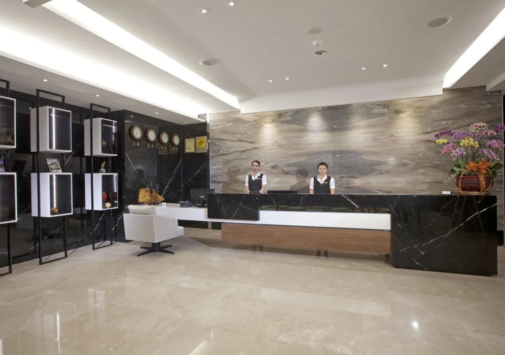 Renyi Lake Hotel