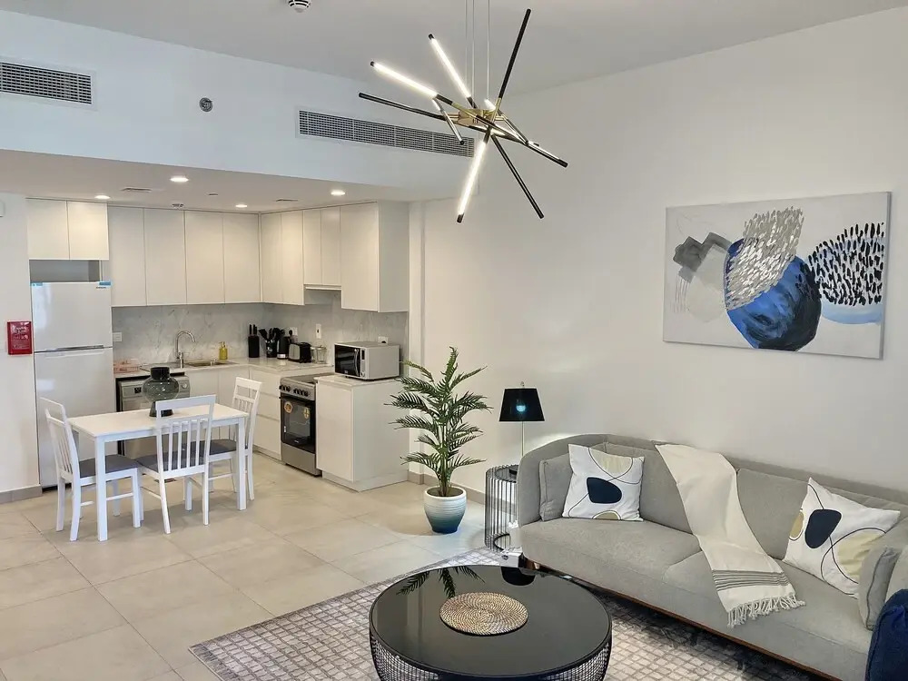 SuperHost - Lavish Condo with Burj View, Steps From Sea