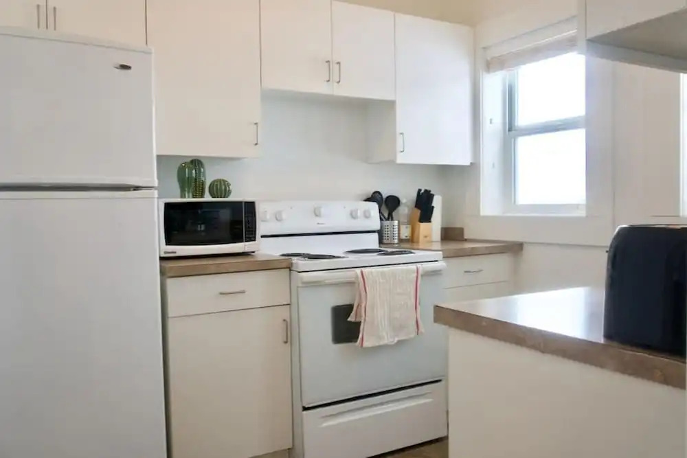 The Best Rental in Moose Jaw Large 2-br Parking Coffee