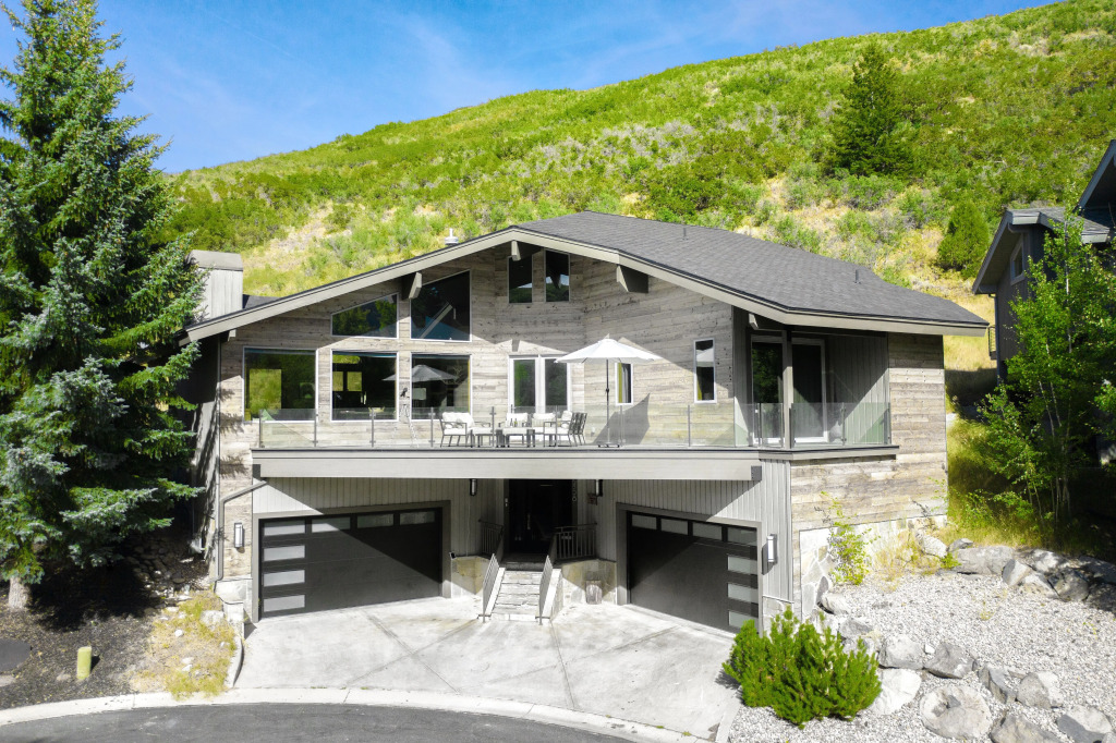 Sleeps 16! Modern Home Mins From Deer Valley! w/ Hot Tub  ❤ by AvantStay