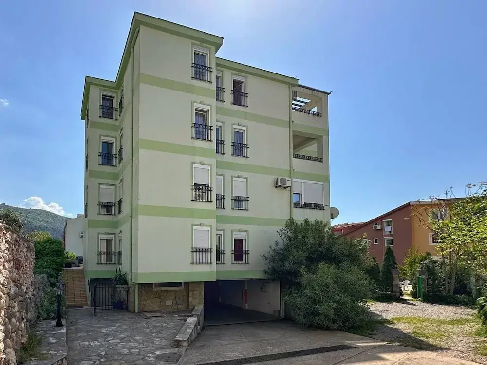 Club House Apartment with Garden and Pool