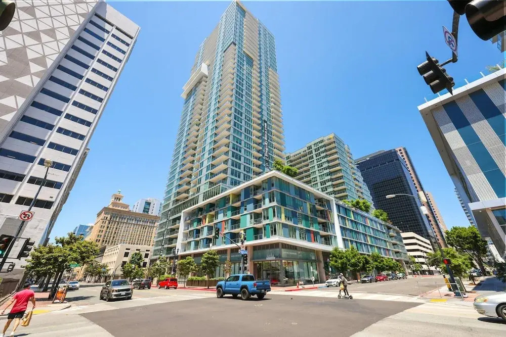 NEW Upscale Downtown San Diego Stay Queen Bed Pool Sauna