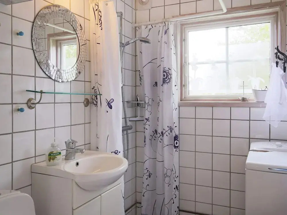 6 person holiday home in Dronningmølle
