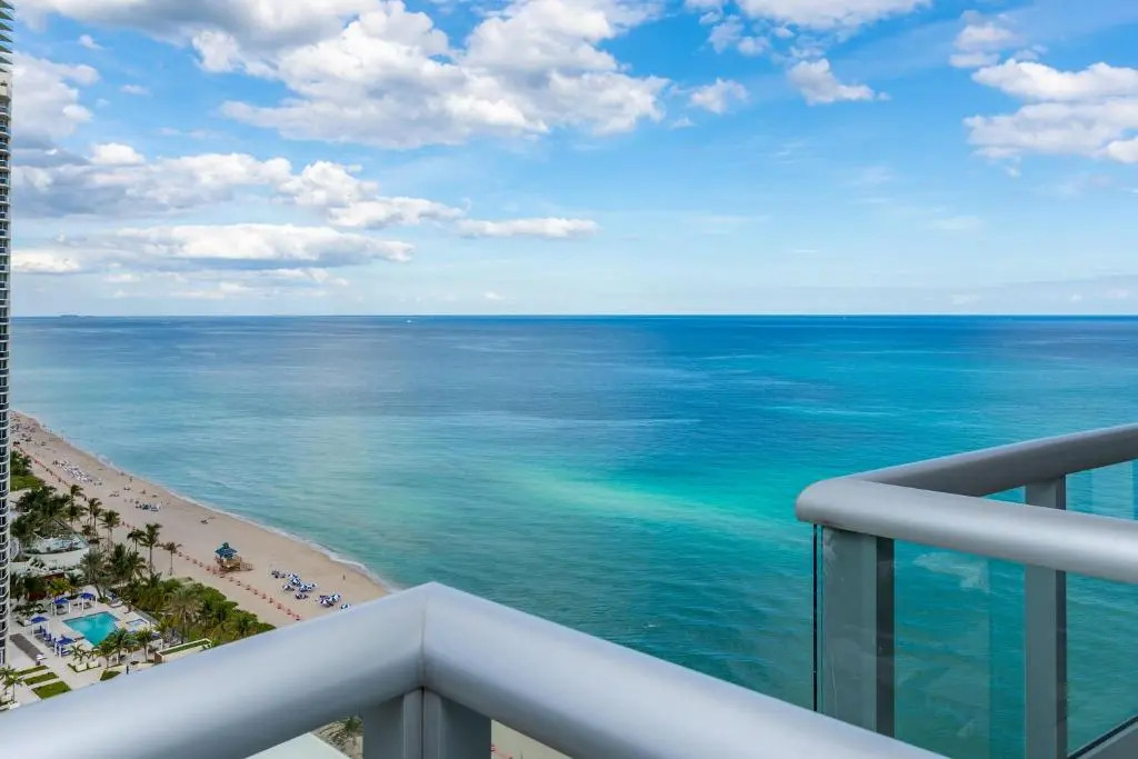 Marenas Resort Sunny Isles 25 Floor Ocean view 1/1