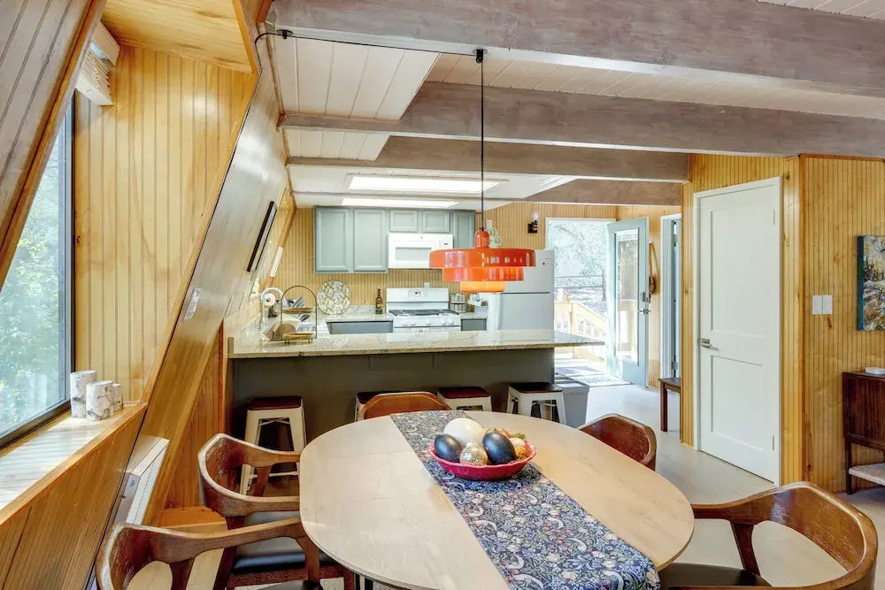 Walk to Village: Cozy Cabin in Pine Mountain Club