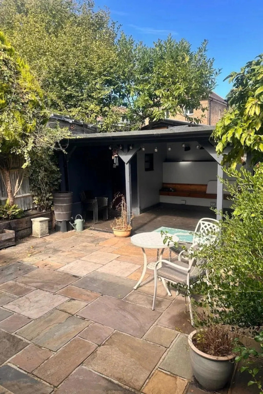 House Sleeps 5 With Garden and Parking