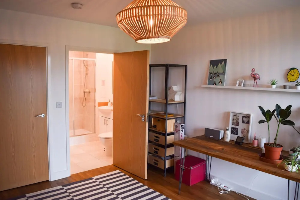 Modern 1 Bedroom House in Pontoon Dock