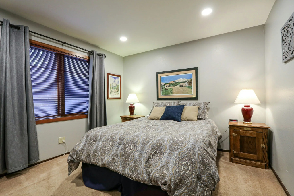 Woodlands #33 Condo