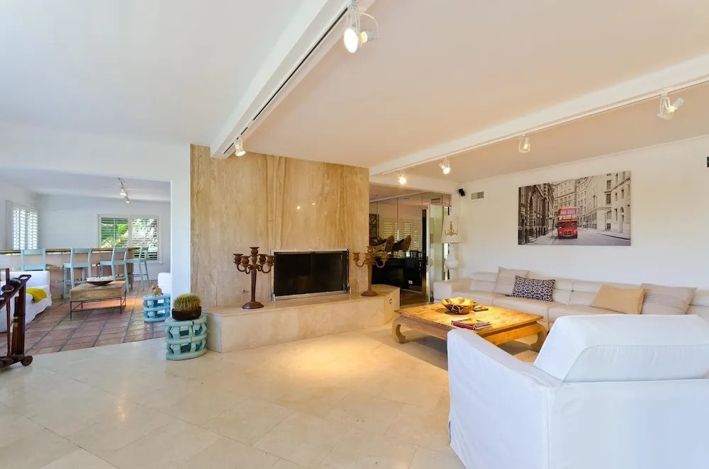 LA128 2 Bedroom Apartment By Senstay