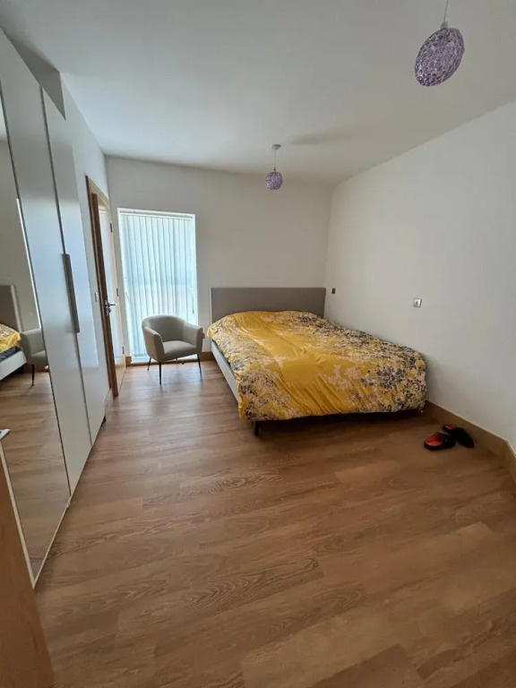 Exquisite Riverside Living in a Stunning Flat