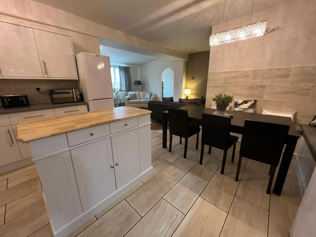 3 BD Ground Floor, Lovely and Spacious Apt on the Edge of Glastonbury and Street