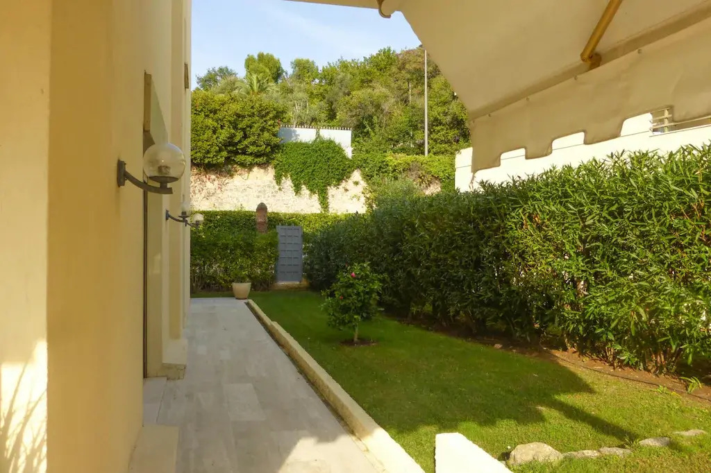 Vacation apartment with large private terrace and community pool, Cannes
