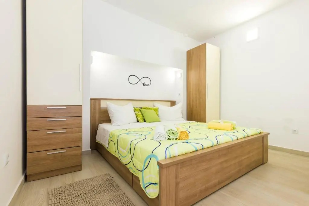 Apartments and rooms Roberto B
