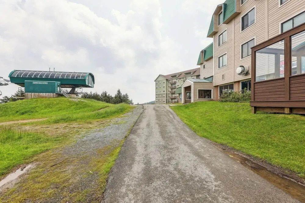 Cozy Snowshoe Condo Rental: Walk to Chair Lift!