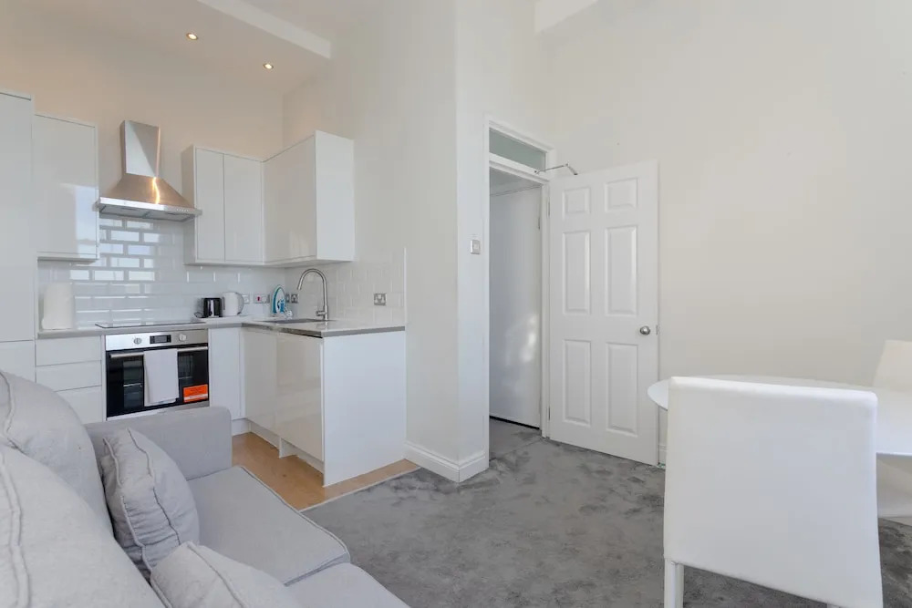 Modern 2 Bedroom Apartment Near Queens Park