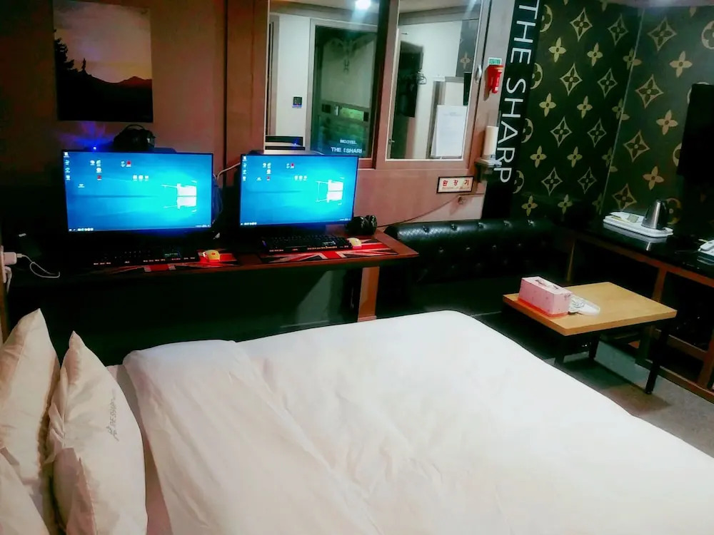 Sharp Motel