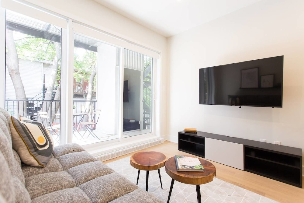 Perfect 2 Bdr, 2 Bath Landing for the Family