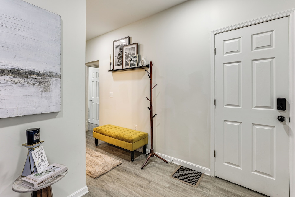 Walk to Patterson Park! Pet-friendly Townhome