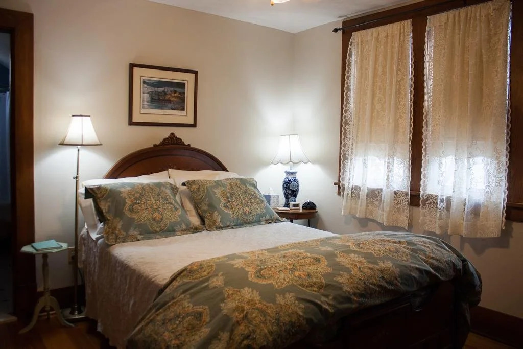 DeBourge Guesthouse