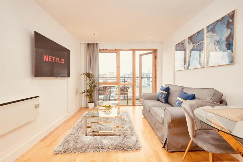 Deluxe City Apt, River Canal View& Free Parking!