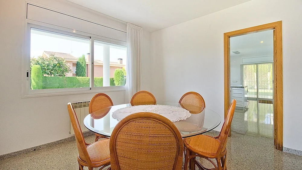 R11 Casa Blanca con gran jardin y piscina