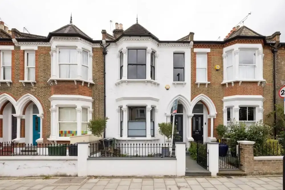The Clapham Classic - Stylish 5bdr Family Home With Garden, London