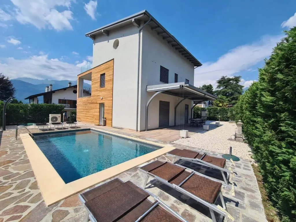 Villa Family Colico With Pool