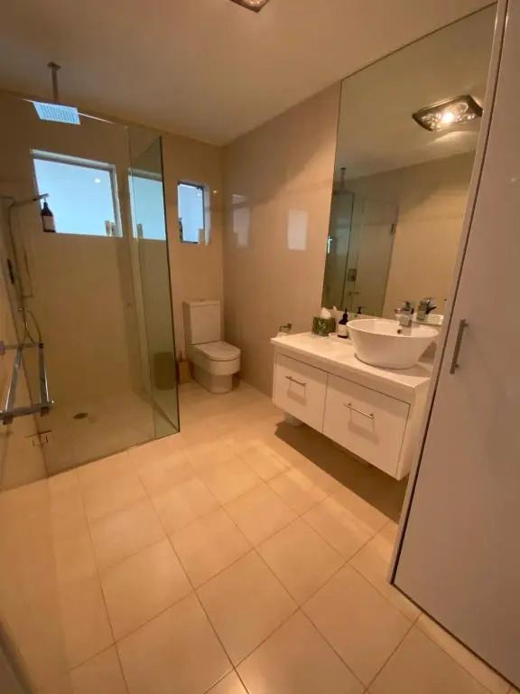 Luxurious Bayside Retreat, 2 min walk to the beach
