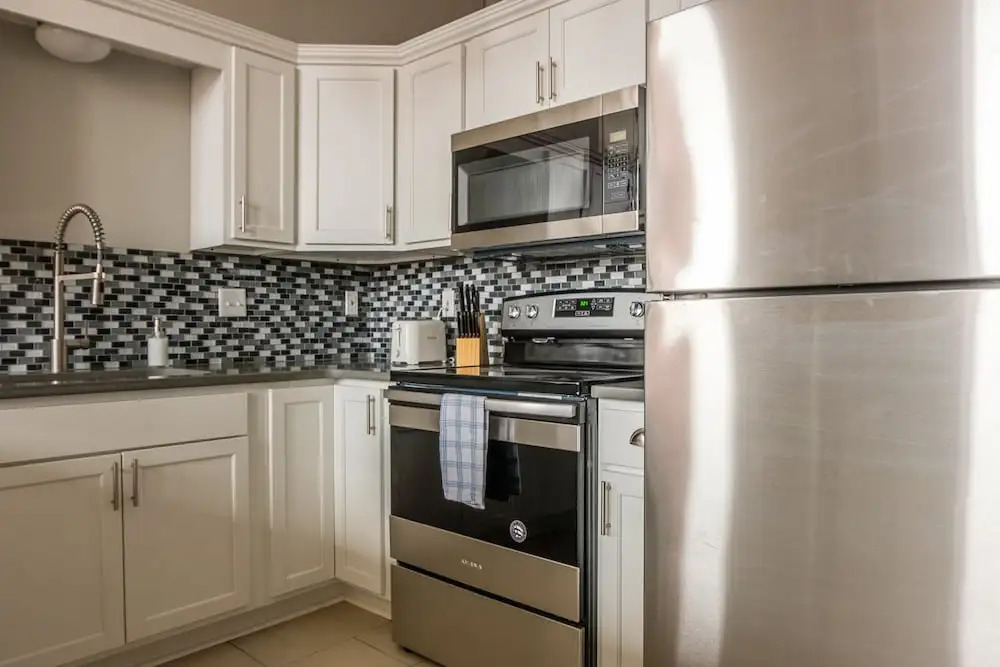 Downtown 1 & 2 BR Apt with Kitchen by Frontdesk