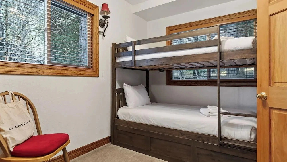 Holiday Lake Cabin by Avantstay Large Deck + Cozy Fireplace + Near Arrowhead Village