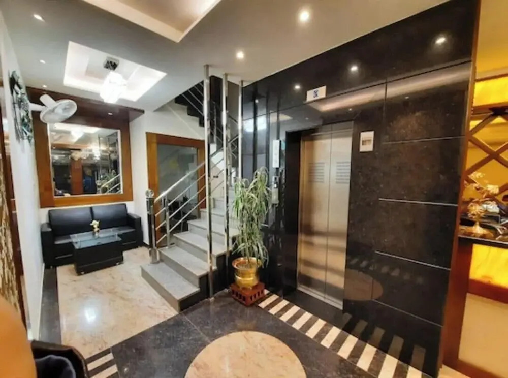 Hotel Golden Crown - 600m to Kashi Vishwanath Temple