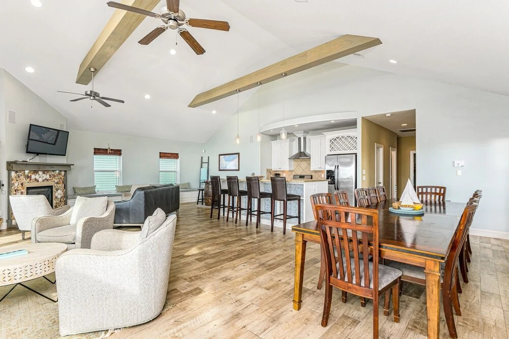 1 Holiday 4 Bedroom Home by RedAwning