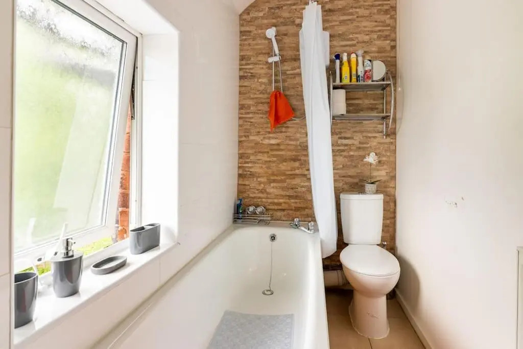 B-ham 20 mins, 10 Beds, M6 J10, Free Secure Onsite Parking