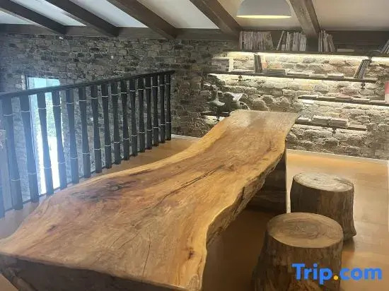 Wuyuan style waterfront homestay