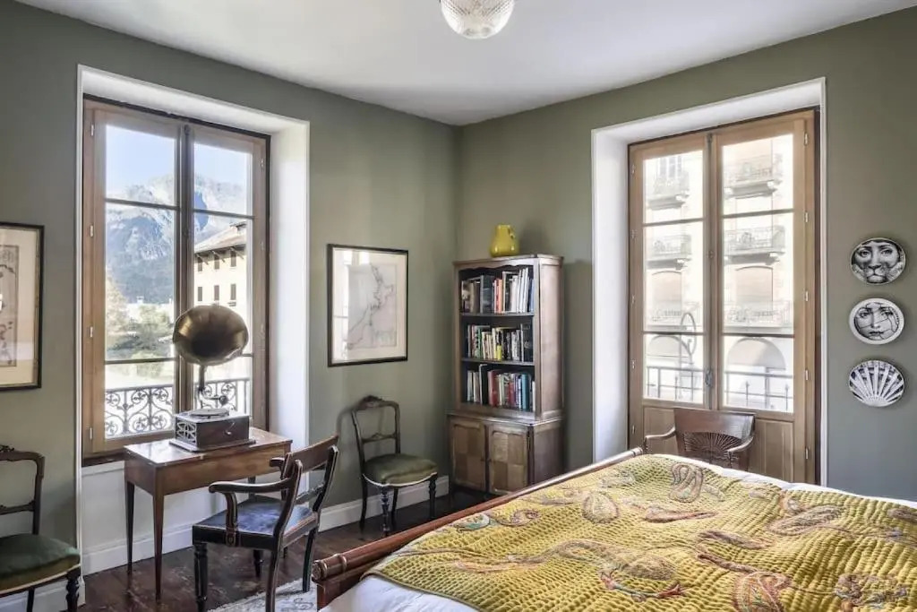 Luxury 2 bed apartment, central location with mountain views