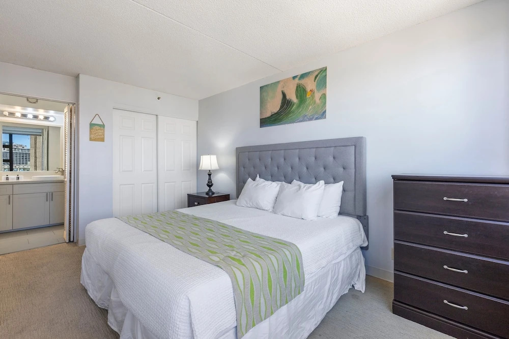Deluxe Garden View Waikiki Banyan, Free Parking by Koko Resort Vacation Rentals