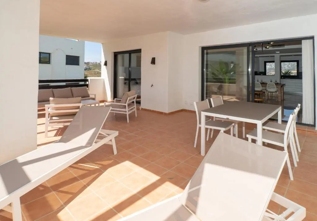 2306 - Brand new apt, walking distance to beach!