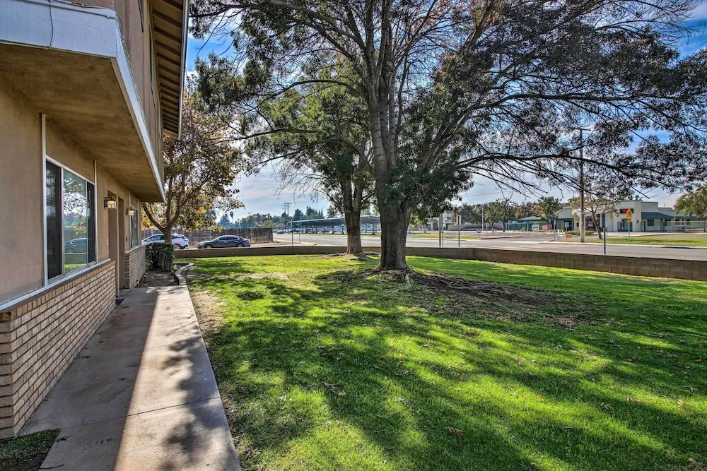Comfy Bakersfield Townhome - Fire Pit & Patio