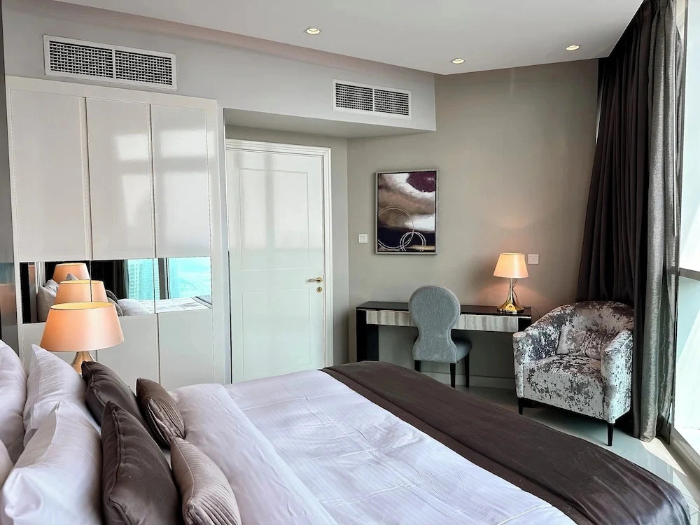Lux BnB Upper Crest Tower I Skyline Views