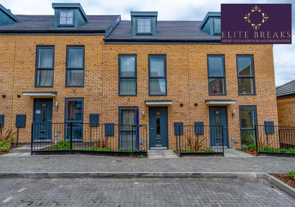 Central 4 bed house by Elite Breaks Serviced Accommodation Birmingham With Free Parking Sleeps upto 8