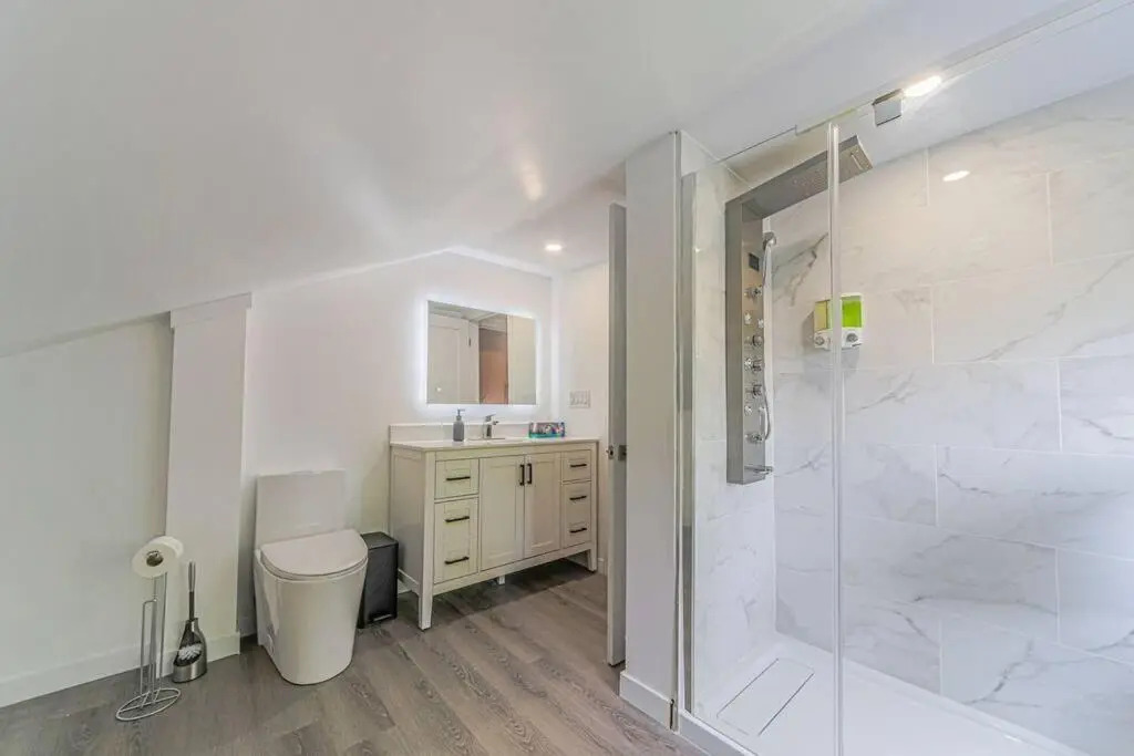 Cheerful 3 Bedroom House (4 Min Drive to Casino)