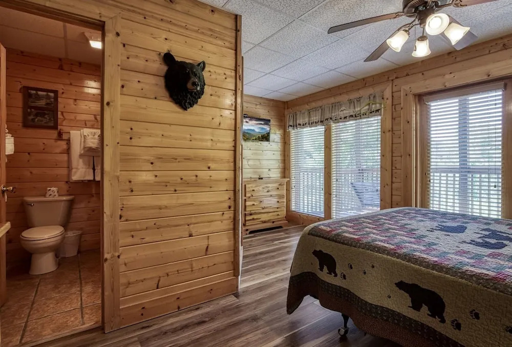 Ern849- Sweet Escape - Great Location! Close To Action! 4 Bedroom Cabin by RedAwning